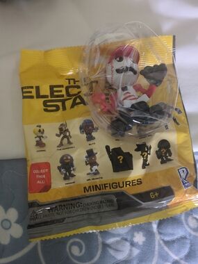 Netflix Yellow Black Minifigures Blind Bag with Pink White Black Figure